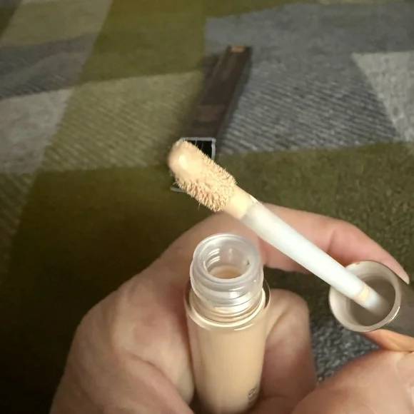 Estée Lauder Double Wear Stay-in-Place Flawless Wear Concealer: Light (Cool) 1C - Picture 12 of 14